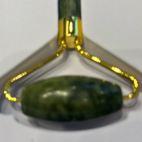 Face Jade roller stone with gua sha kit for the face massager in a magnetic box - Picture 8 of 9